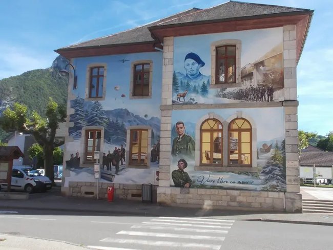 ../previews/049-2025-05-30_Glieres-village-plateau_CRHA_fronton-mairie-village-Thorens_small.webp.medium.jpeg