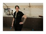 thumbnails/035-nommer 12 Portrait  d'une bénévole lors de l'installation du chapiteau restauration. Rassemblent des Glieres,Thorens Glieres Mai 2025.webp.small.jpeg